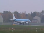 KLM-Cityhopper ERJ-190-100STD PH-EZY beim Start in Berlin-Tegel am 26.10.2014