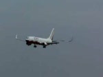 Eine Boeing 737-800 von Air Berlin bei der Landung auf der 23L in Dsseldorf.