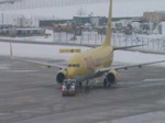 Push-back und anschließendes Rollen einer TUIfly-Boeing 737-800 auf dem siebtgrößten Airport in Deutschland, in Stuttgart