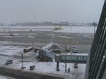 Eine Boeing 737-800 der deutschen Ferienfluggesellschaft TUIfly beim Start auf der Runway 07 auf dem Flughafen der Baden-Wrttembergischen Hauptstadt Stuttgart am 9. Januar 2010