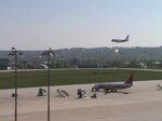 Eine farbenfrohe Bemalung trgt diese Boeing 737-800 der XL Airways(Kennung D-AXLD). Hier ist sie bei der Landung in Stuttgart zu sehen am 24. April 2010.