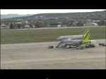 Germanwings-Airbus A319-100 und IZair-Airbus A320-200 beim Taxiing in Stuttgart am 14.11.09