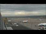 Die GoldbAIR der TUIfly beim Rollen in STR und der Start eines Germanwings-Airbus A319 und das Rollen einer Fokker 100 der Air France