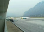 Start einer Boeing 757-200 der Thomas Cook am Flughafen Innsbruck Kranebitten am 08.03.08.