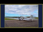 Nach dem Pilotentraining mit der JU 52 BERLIN-TEMPELHOF ( D-AQUI ) auf dem Flughafen Heringsdorf wird die Junkers aufgetankt und anschließend zum Hangar 10 geschleppt.