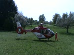 Start eines Eurocopters EC-135 der DRF in Karlsruhe-Wettersbach wegen eines Unfalls am 29.04.2010