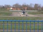 Flugschule Pegasus Cessna 152 D-EYCM bei der Ankunft auf dem Flugplatz Strausberg am 17.04.2010