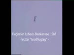 Flughafen Lübeck-Blankensee,21.08.1988. An diesem letzten hier stattfindenden „Großflugtag  war es sehr bedeckt und es fing leider an zu regnen. Zwar sagte der Sprecher, dass nur eine „ganz ganz kleine Wolke  kommt, aber das war sehr optimistisch ausgedrückt. Der Regen wollte gar nicht mehr aufhören. Die britische Kunstflugstaffel RED ARROWS konnte ihre Show nicht im geplanten Umfang zeigen und so zogen die Maschinen frühzeitig ab.
Die Zieldarstellungsflugzeuge OV 10-BRONCO gaben an jenem Tag nochmals eine Vorstellung. Was für ein schöner Sound! (ich erinnere mich auch noch gut an ihre  Vorgänger , die Propellerflugzeuge HAWKER SEAFURY, welche wunderschön anzusehen und anzuhören waren!)
Aufgrund des Unglücks in Ramstein war dann auch in der Hansestadt Lübeck die Zeit der „großen Flugtage  vorbei. Doch die vielen schönen Erinnerungen, die bleiben!
Wenngleich die Aufnahmen von schlechter Bildqualität sind, denn  HD  oder  4K  gab es zu dieser Zeit noch nicht,so sind diese Filmsequenzen doch ein kleines Stück Zeitgeschichte, die ich gerne mit Ihnen/Euch teilen möchte.
