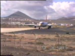 Hapag-LLoyd A 310-304 am 13.05.1997 auf dem Flughafen von Lanzarote, Digitalisierung einer alten Video 8 Aufnahme