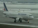 Ein Airbus A318 der Air France beim Rollen in Stuttgart am 9.