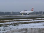 Swiss A 319-112 HB-IPV beim Start in Berlin-Tegel am Morgen des 08.01.2011