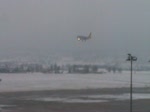 Airbus A319-100 der Germanwings bei der Landung auf dem verschneiten Flughafen Stuttgart
