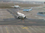 Viel Betrieb in Frankfurt am Main: Ein Airbus A319 der Air France und eine KLM-Fokker 70 rollen nach der Landung zu ihrer Parkposition