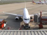 Anlassen der Triebwerke und Pushback des Air Berlin A 320-214 D-ABDB am 03.10.2010 auf dem Flughafen Berlin-Tegel