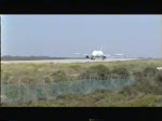 Airtours A 320 mit Air 2000 B 757 im Mai 1999 auf dem Flughafen Mahon. Digitalisierung einer Video 8 Aufnahme.