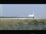 Onur Air A 321 im Mai 1999 auf dem Flughafen Mahon. Digitalisierung einer Video 8 Aufnahme