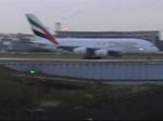 Ein Emirates Airbus A380 bei einem Triebwerkstestlauf auf dem Gelände von Airbus Finkenwerder am 07.12.09