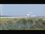 Iberia B 727 mit Britannia B 757  im Mai 1999 auf dem Flughafen Mahon.
Innerhalb weniger Tage bekam ich 2 mal eine B 727 von Iberia vor die Kamera.
Digitalisierung einer Video 8 Aufnahme.