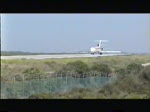 Iberia B 727 mit Britannia B 757  im Mai 1999 auf dem Flughafen Mahon.
Innerhalb weniger Tage bekam ich 2 mal eine B 727 von Iberia vor die Kamera.
Digitalisierung einer Video 8 Aufnahme.