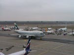 Cathay Pacific-Boeing 747-400 und eine Boeing 757-300 der Condor beim Taxiing in Frankfurt