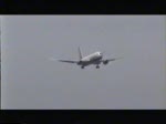 Airtours B 767 bei der Landung und Britannia B 757  beim Rollen und Start im Mai 1999 auf dem Flughafen Mahon. Digitalisierung einer Video 8 Aufnahme.