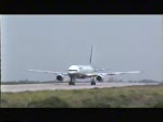 Britannia B 757 auf dem Weg zum Start und Take off auf dem Flughafen Mahon im Mai 1999.