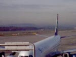 Eine Boeing 777 der Malaysia Airlines startet im Sommer 2005 von Zürich Airport.