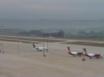 Eine Fokker 100 der Contact landet auf der Runway 26 in Stuttgart und rollt danach zu ihrer Parkposition (14.