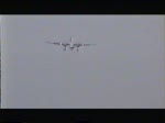 Iberia (Air Nostrum) Fokker 50 bei der Landung auf dem Flughafen Mahon im Mai 1999. Digitalisierung einer Video 8 Aufnahme 