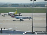 Fokker 70 der austrian arrows beim Rollen in Stuttgart (24. April 2010)