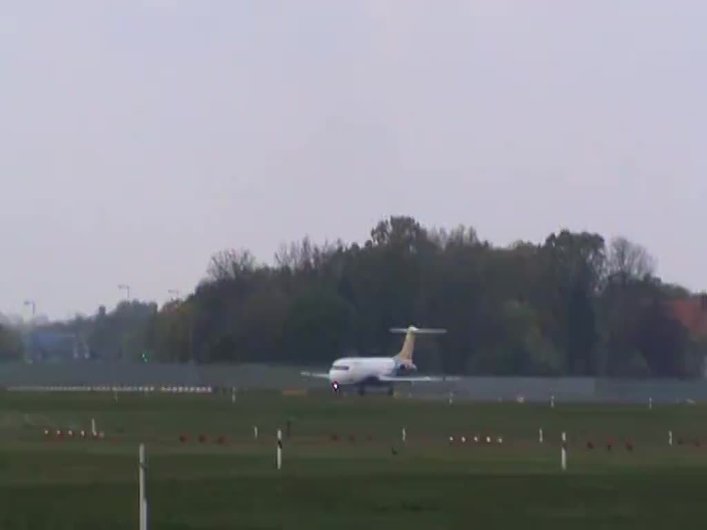 Trade Air Fokker 100 8A-BTE beim Start in Berlin-Tegel am 01.05.2015