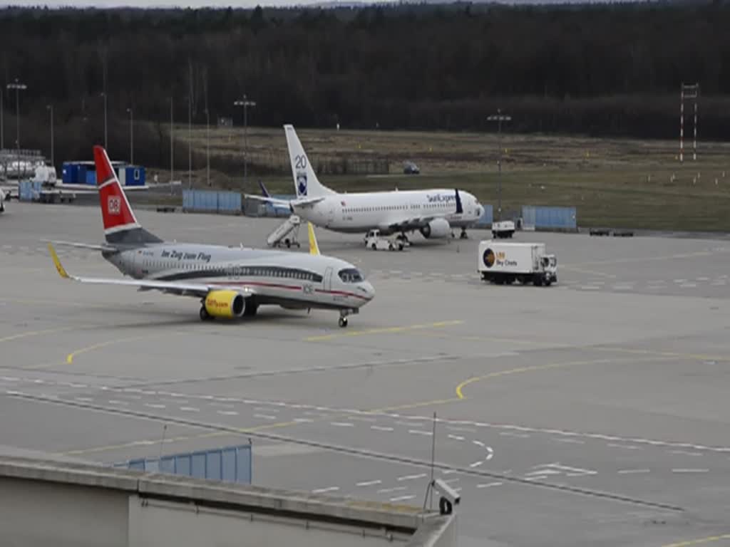 TUIfly D-ATUE B 737-800  DB Air one  rollt vom Terminal 2 zur Startbahn am 16.04.2013