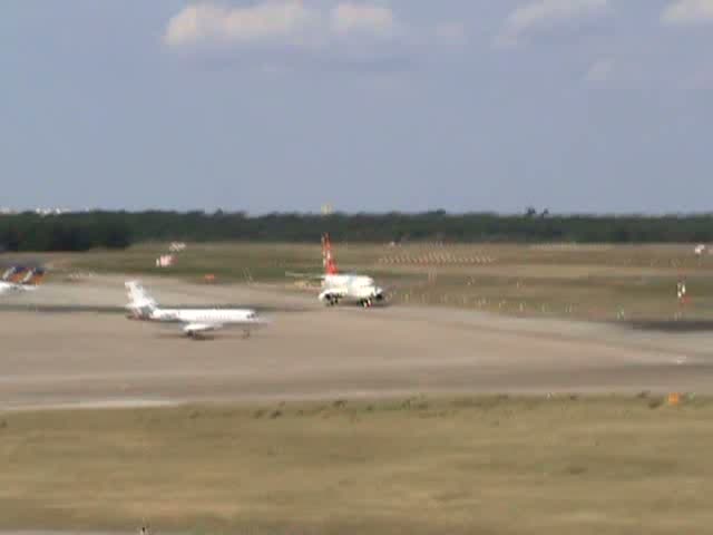 Turkish Airlines B 737-8F2 TC-JHF bei der Ankunft auf dem Flughafen Berlin-Tegel am 30.08.2009 bei ziemlich bigem Wind