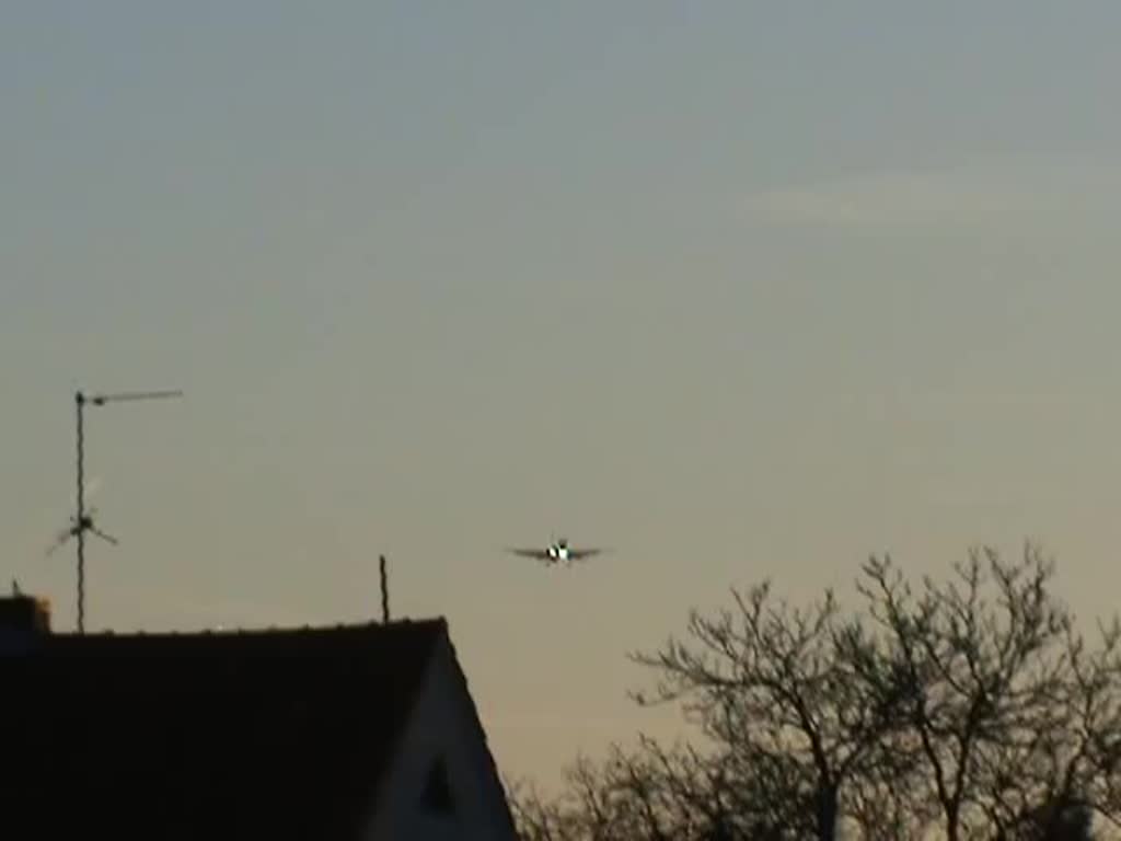 United Airlines B757-224 N17104 bei der Landung in Berlin-Tegel am 31.10.2013