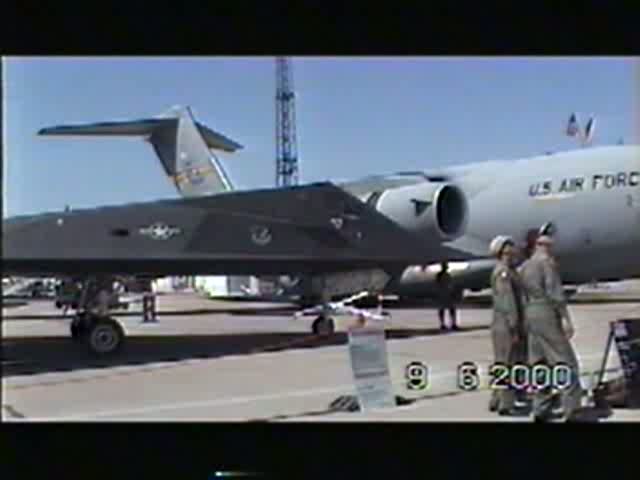 US Air Force Lockheed F 117A   Nighthawk  mit  US Air Force Boeing C-17A Globemaster III 96-0006   The Spirit of Berlin   auf der ILA 2000 in Berlin-Schnefeld,Digitalisierung einer Video 8 Aufnahme