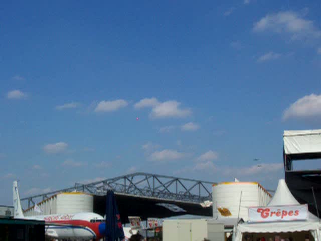 Verschiedene historische Flugzeuge u.a. die Super Constellation im Formationsflug auf den Airportdays in Hamburg am 16.09.07.