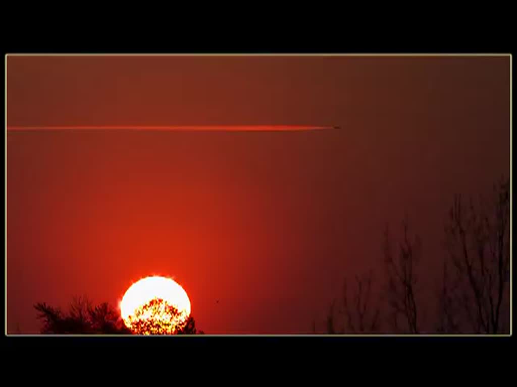 Video-Slightshow mit Flugzeugen die ihren Kondensstreifen am Himmel ziehen und mit einem heien  Mond Vorbeiflug. – 06.03.2013
