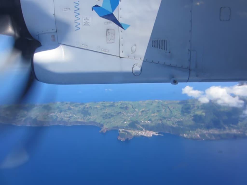 Vorbeiflug an der Azoren-Insel Sao Jorge in der DHC-8 400 CS-TRE der SATA Air Azores am 26.07.2023