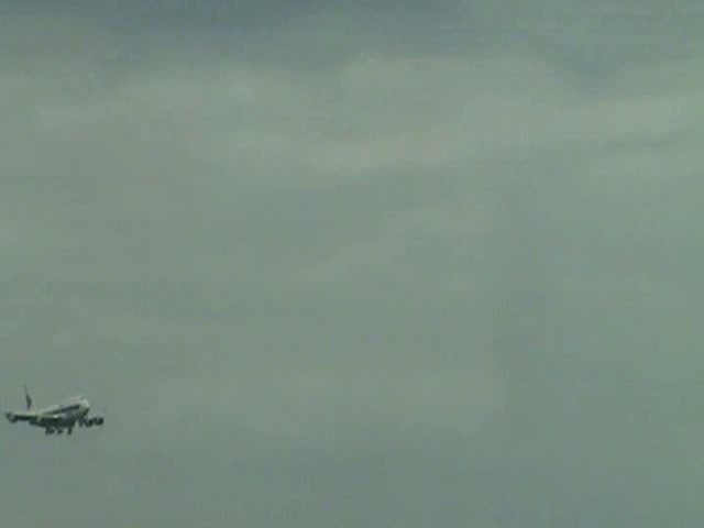 Zuerst landet in diesem Video eine Boeing 747-400 der Thai Airways auf der 25L und dann bekommt ein Airbus A340-600 der Lufthansa die Landefreigabe. Gedreht wurde dieses Video am 4. Juni 2009